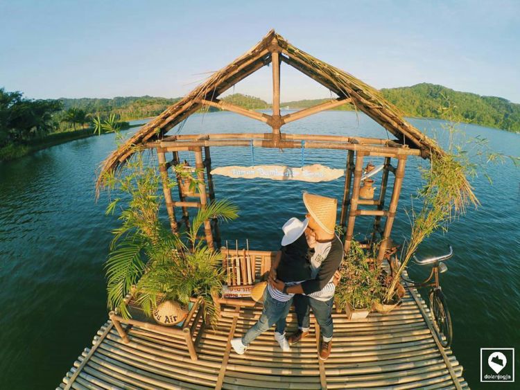 Destinasi Hits di Jogja, Taman Bambu Air Kulonprogo yang Panoramanya Juara. Ajaklah Pasanganmu ke Sana!