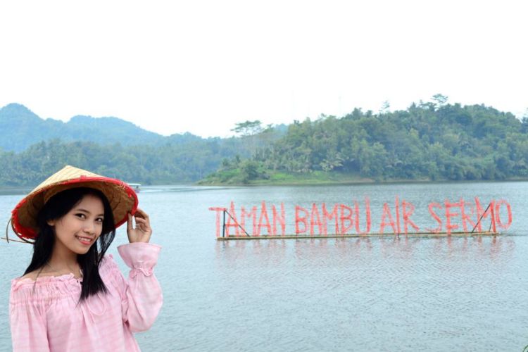 Destinasi Hits di Jogja, Taman Bambu Air Kulonprogo yang Panoramanya Juara. Ajaklah Pasanganmu ke Sana!