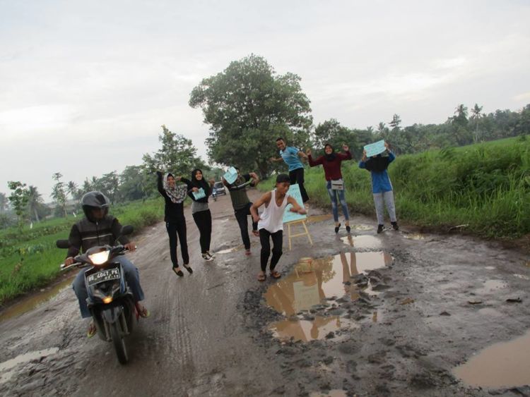 Wisata Jeglongan 1000, Protes Anak Muda Atas Kerusakan Jalan di Lampung Timur! Kreatif Banget Sih Mereka