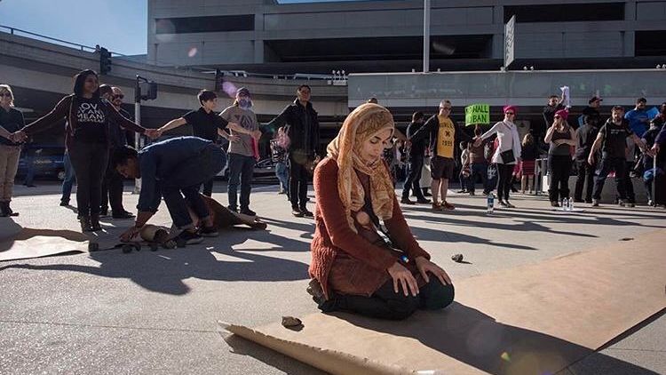 15 Foto Muslim Dunia yang Sholat di Ruang Publik Ini Sungguh Menggetarkan Hati. Tetap Sholat Meskipun Sulit!