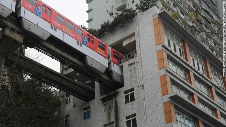 Desain Gedung Ini Kreatif Banget! Masa Bisa Dibolongi Tengahnya untuk Lewat Kereta dan Jalan Raya