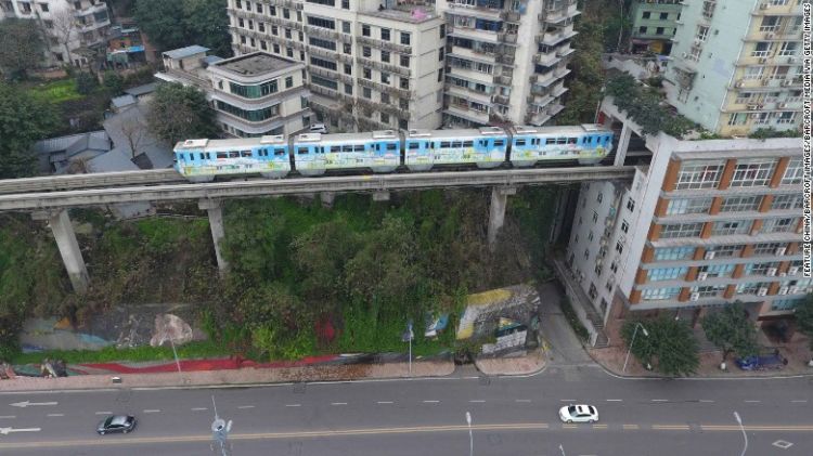 Desain Gedung Ini Kreatif Banget! Masa Bisa Dibolongi Tengahnya untuk Lewat Kereta dan Jalan Raya