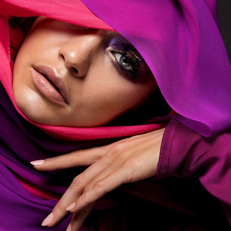 Gigi Hadid Tampil Beda di Vogue Arabia. Biasanya Seksi, Sekarang Berhijab