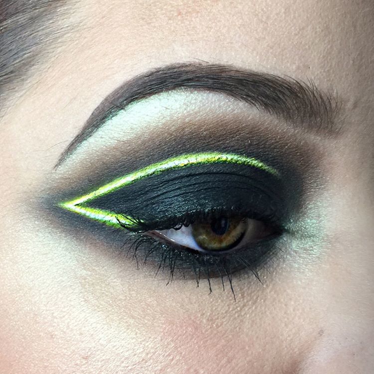 8 Inspirasi Make-Up Neon Light yang Lagi Trend! Hayo, Siapa yang Mau Jadi Pusat Perhatian?