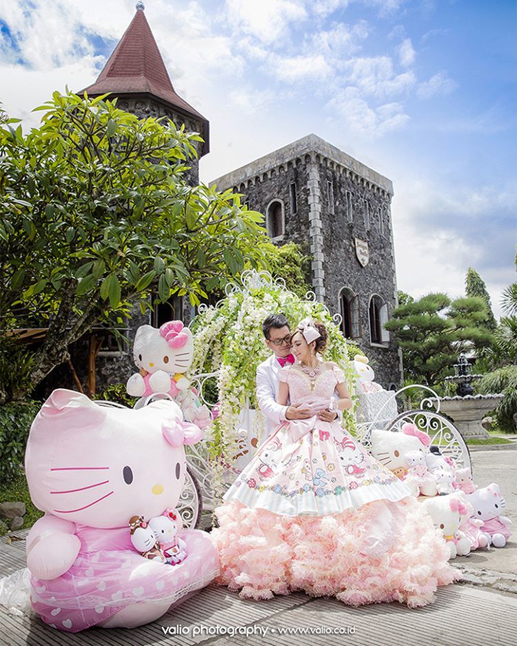 15 Inspirasi Gaya Pernikahan Sesuai Hobi; Nuansa Serba Pink Bertaburan Properti Hello Kitty