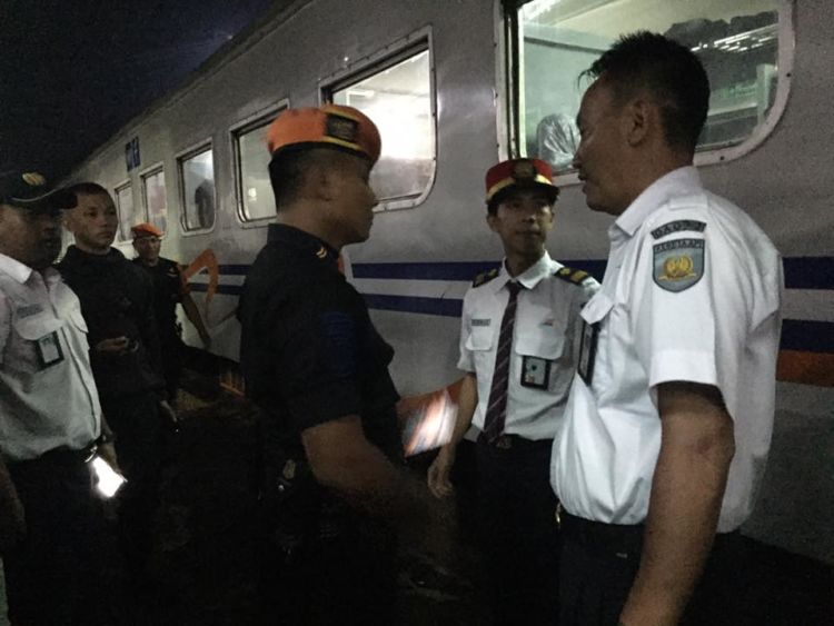 Ngeri! Sekelompok Orang Meneror Kereta Api Serayu. Beberapa Penumpang Terluka dan Histeris Ketakutan!