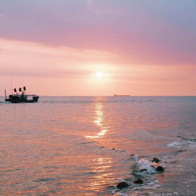 Pantai Tanjung Kalian, Muntok, Kabupaten Bangka Barat, Bangka.