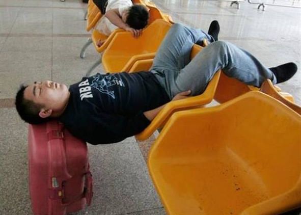 Begini 10 Cara Tidur di Airport yang Kocak Banget. Yakin Deh Bakal Ngakak Saking Kreatifnya!