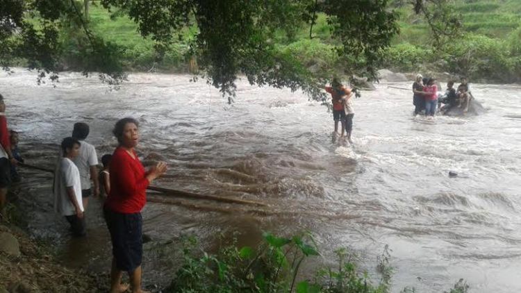 Duh. Keasyikan Selfie, 9 Wisatawan Terjebak Arus Sungai Deras di Mojokerto! Penyelamatannya Dramatis Abis