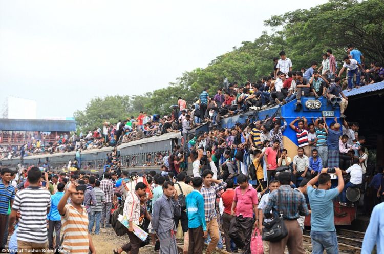 10 Potret Buruknya Kereta Api di Bangladesh yang Bikin Ngelus Dada. Dulu Indonesia Pernah Begini Juga!