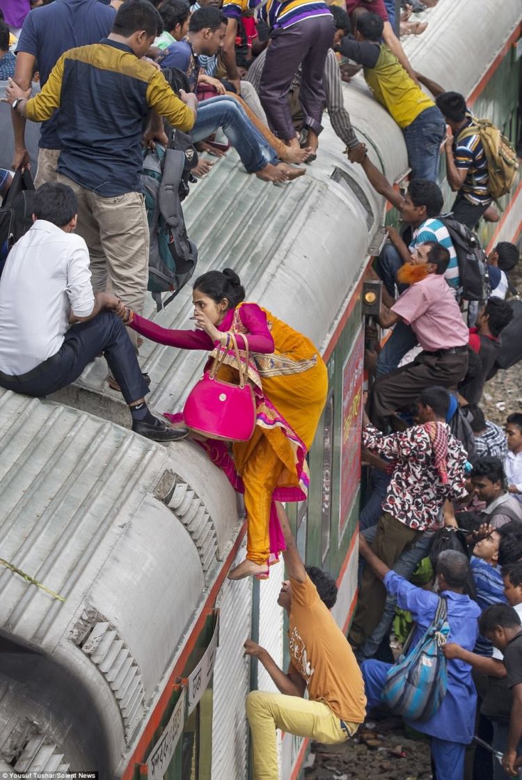 10 Potret Buruknya Kereta Api di Bangladesh yang Bikin Ngelus Dada. Dulu Indonesia Pernah Begini Juga!