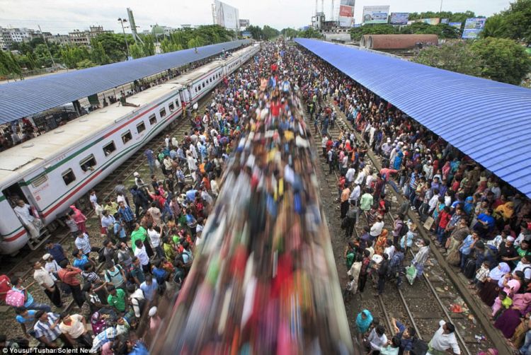 10 Potret Buruknya Kereta Api di Bangladesh yang Bikin Ngelus Dada. Dulu Indonesia Pernah Begini Juga!