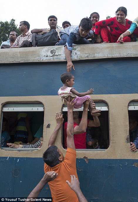 10 Potret Buruknya Kereta Api di Bangladesh yang Bikin Ngelus Dada. Dulu Indonesia Pernah Begini Juga!