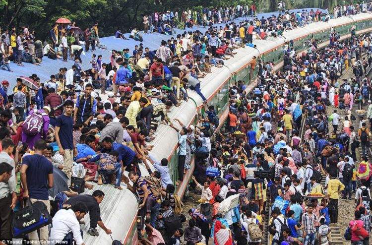 10 Potret Buruknya Kereta Api di Bangladesh yang Bikin Ngelus Dada. Dulu Indonesia Pernah Begini Juga!