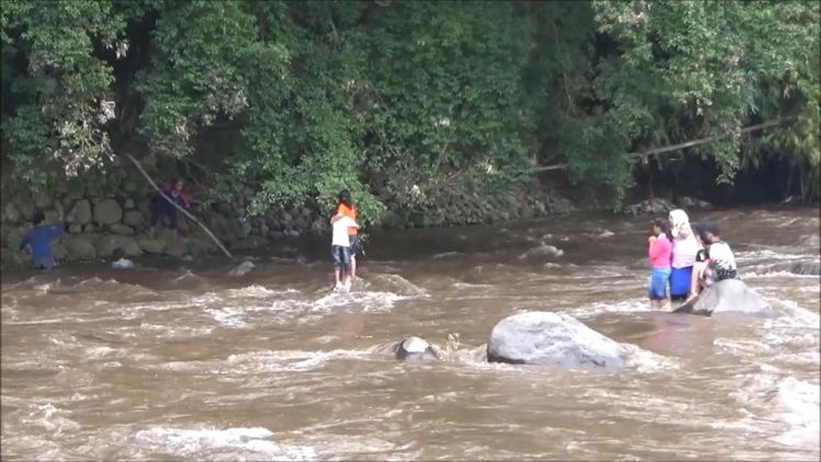 Duh. Keasyikan Selfie, 9 Wisatawan Terjebak Arus Sungai Deras di Mojokerto! Penyelamatannya Dramatis Abis