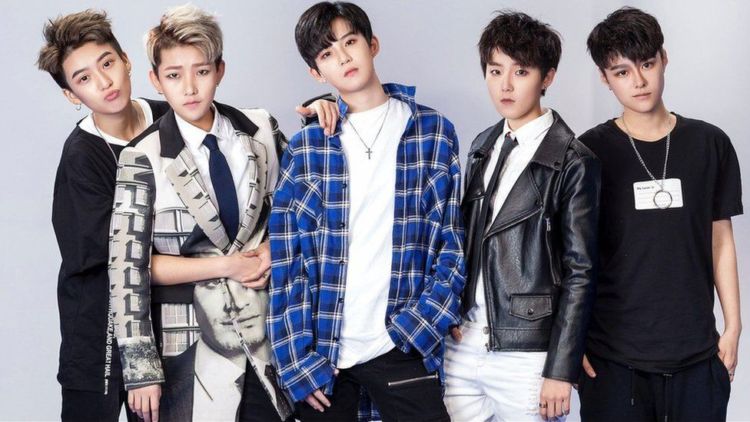 Boyband Paling Hot di Cina Ini Semua Membernya Cewek Tulen. Dunia Emang Sudah Kebalik-balik