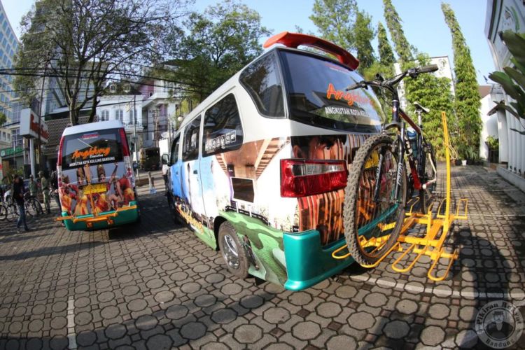 Ini Angkot atau Pesawat? Mewah Banget Isinya, Kamu Wajib Coba Kalau Kelak Main ke Bandung