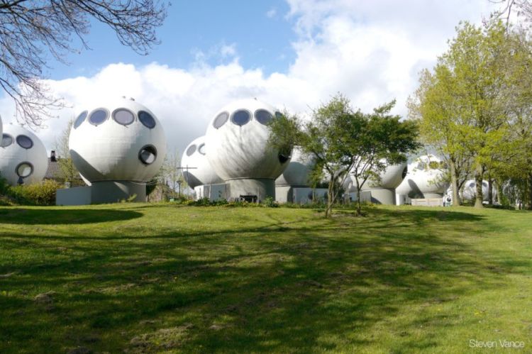 Bangunan Mirip Pesawat Alien Ini Ternyata Rumah Hunian Lho. Kamu Pasti Penasaran Isi Dalam Rumahnya!