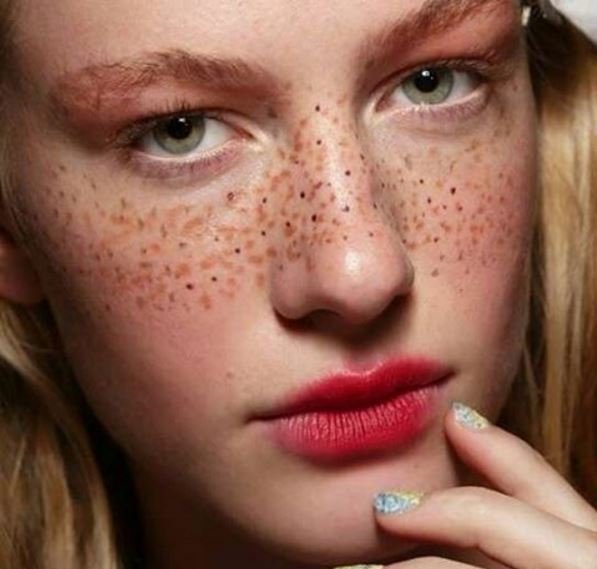 12 Potret Trend Tato Freckles. Makin Banyak Fleknya, Makin Cantik Kelihatannya. Ada-ada Saja!