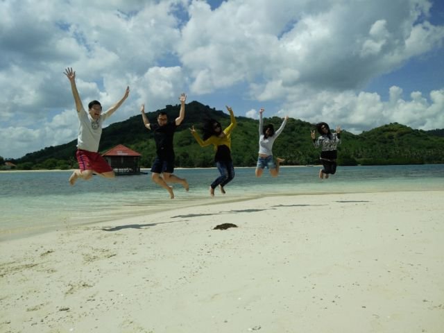 Jumping at Gili Kedis