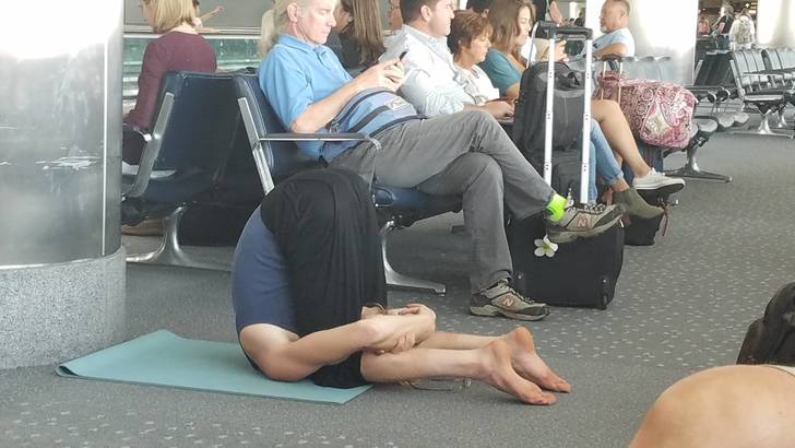 Begini 10 Cara Tidur di Airport yang Kocak Banget. Yakin Deh Bakal Ngakak Saking Kreatifnya!