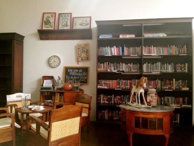 Tampak bagian koleksi buku Little Wings Book Cafe 