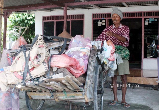 Perjuangan Mbah Sadiyo, Pemulung yang Bertahun-tahun Menambal Jalan yang Berlubang. Bikin Terharu dan Malu!