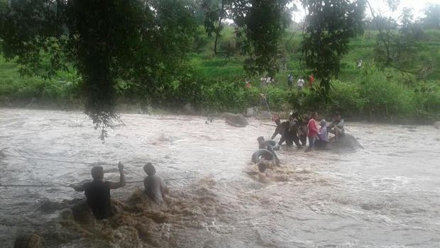 Duh. Keasyikan Selfie, 9 Wisatawan Terjebak Arus Sungai Deras di Mojokerto! Penyelamatannya Dramatis Abis