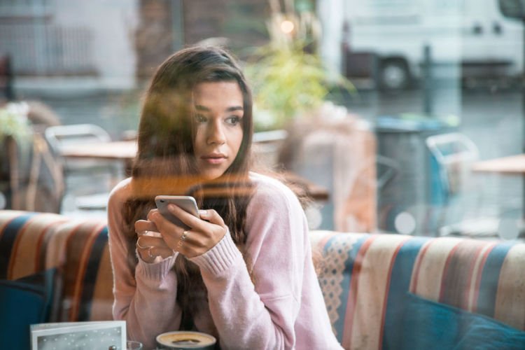 Saat Teman Seumuran Udah Pada Nikah, 8 Hal Ini Sering Dirasa Cewek yang Masih Asyik Sendirian