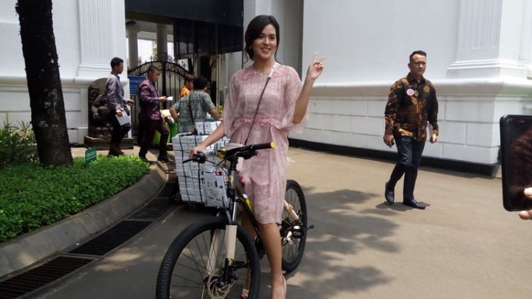 Raisa Baru Saja Dapat Hadiah Sepeda dari Presiden Jokowi, Kok Bisa? Memangnya Olahragawan :(