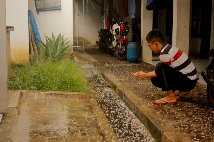 Fenomena Hujan Es di Surabaya Kemarin Bikin Gempar. Kok Bisa Sih Hujan Es Turun di Negara Tropis?