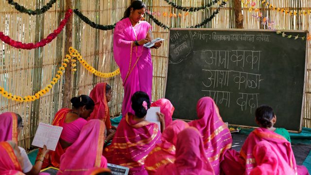 Menuntut Ilmu Itu Memang Tak Terbatas Usia, Sekolah Khusus Lansia di India Ini Bukti Nyatanya!