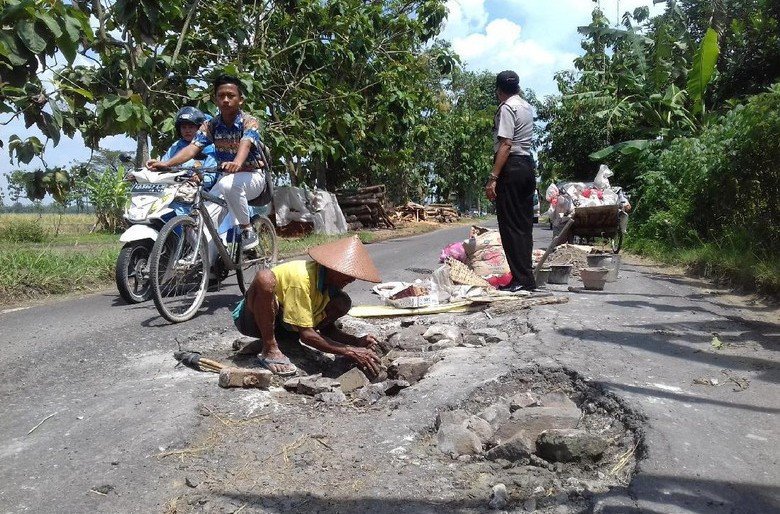 Perjuangan Mbah Sadiyo, Pemulung yang Bertahun-tahun Menambal Jalan yang Berlubang. Bikin Terharu dan Malu!