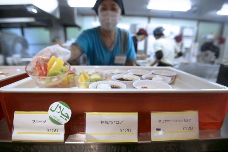 Orang Indonesia Mungkin Tak Sadar, Tapi Makanan Halal Sedang Jadi Tren Global Lho. Ini Nih Ceritanya