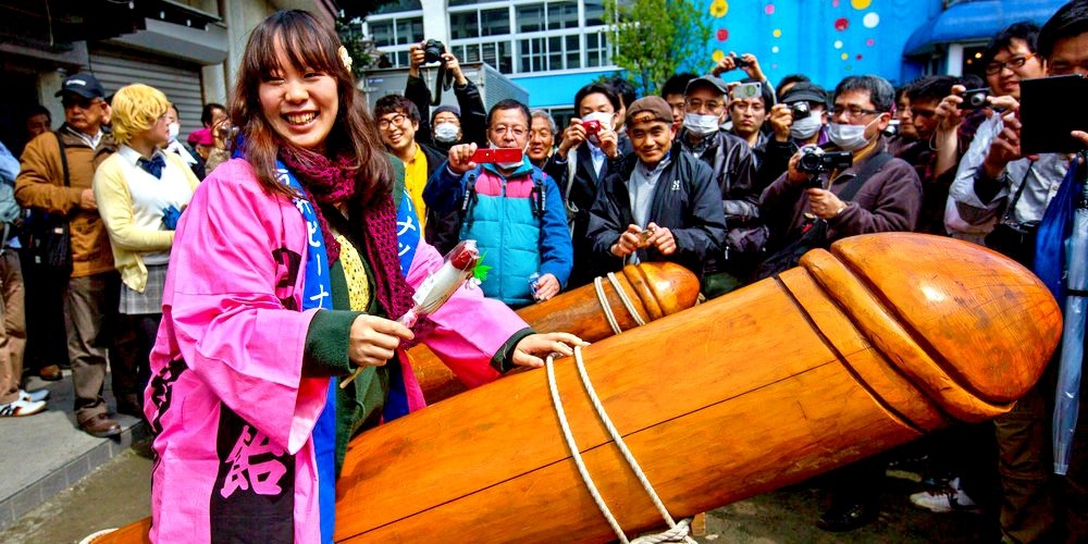 Festival Kesuburan di Jepang yang Dipenuhi Barang Aneh. Pasti Bikin Cewek Senyum-senyum Sendiri!