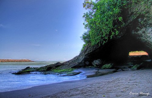 Pantai Karang Bolong