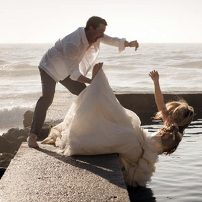 Kumpulan Foto Pre-wedding yang Aneh dan Mengancam Nyawa. Mau Nikah Aja Sampai Kayak Gini Banget Sih!