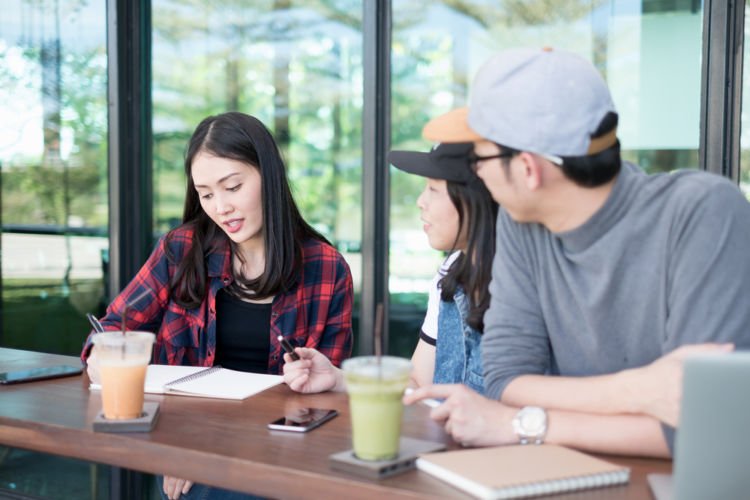 Saat Teman Seumuran Udah Pada Nikah, 8 Hal Ini Sering Dirasa Cewek yang Masih Asyik Sendirian