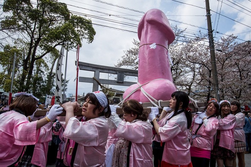 10 Potret Perayaan Festival Penis Baja di Jepang. Bukan Mesum Saja, Tapi Filosofinya Cukup Dalam Lho