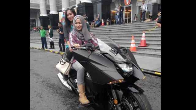 Sebenarnya Sah-sah Aja Cewek Mengendarai Motor Cowok. Tapi kok Sering Dianggap Cewek Nggak Bener Ya?