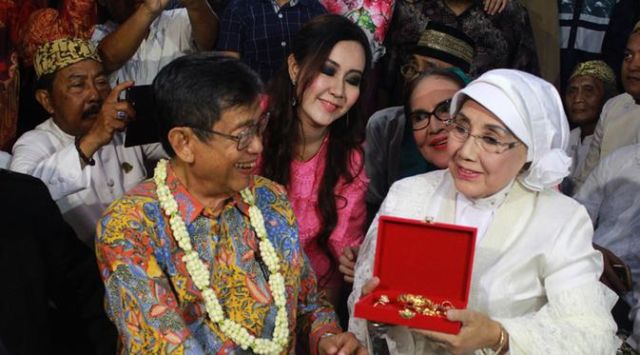 Meski Sudah Lanjut Usia, 11 Potret Pernikahan Nani Wijaya Ini Tujuannya Utamanya Adalah Ibadah