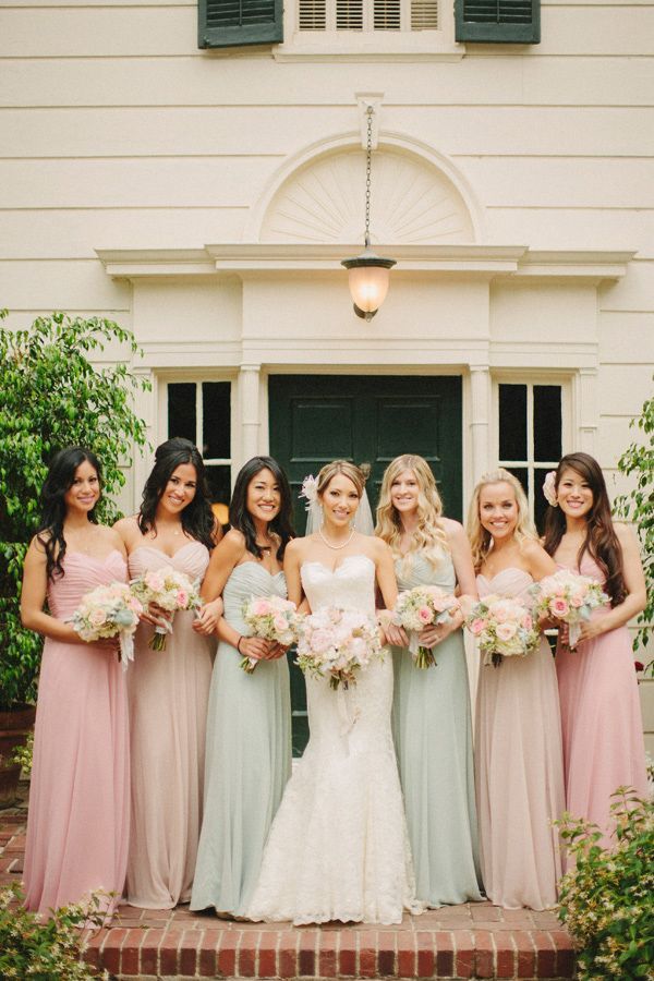 14 Inspirasi Gaun Bridesmaid Aneka Warna. Kata Siapa Seragam Harus Serba Sama?