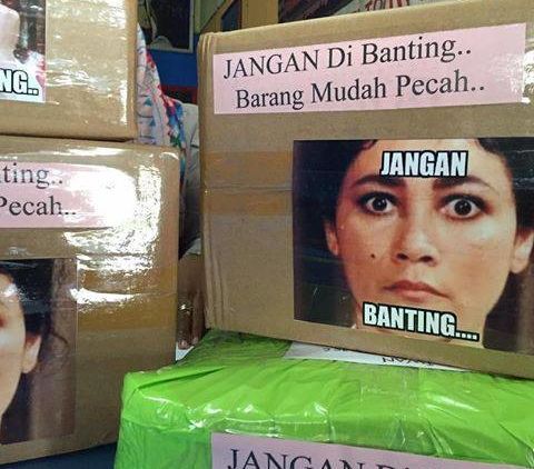 13 Taktik Kocak Biar Paketmu Mendarat Aman, Karena Tulisan ‘Jangan Dibanting’ Saja Nggak Cukup