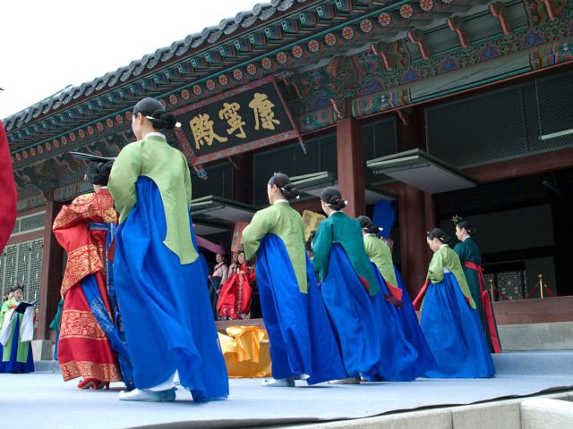 14 Potret Perkembangan Hanbok dari Dulu Hingga Kini, Pakaian Tradisional Korea yang Unik Nan Cantik