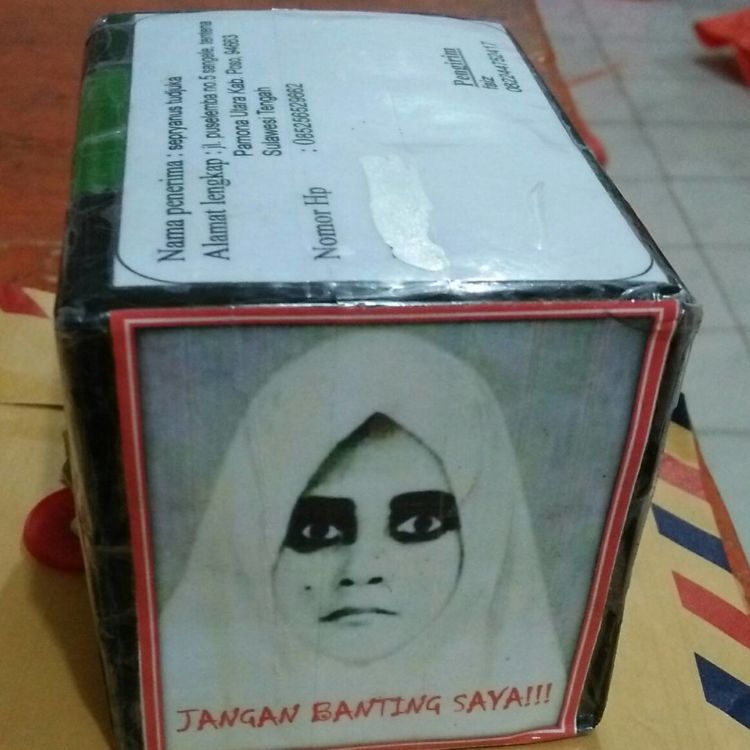 13 Taktik Kocak Biar Paketmu Mendarat Aman, Karena Tulisan ‘Jangan Dibanting’ Saja Nggak Cukup