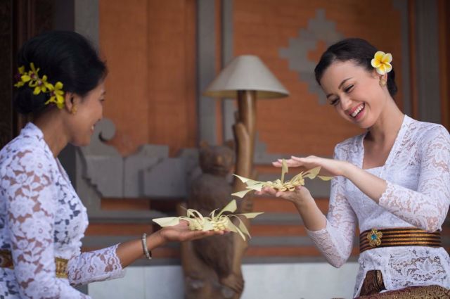 8 Parade Artis Blasteran Memakai Kebaya. Antara Bikin Pangling dan Kelihatan Indonesia Banget!