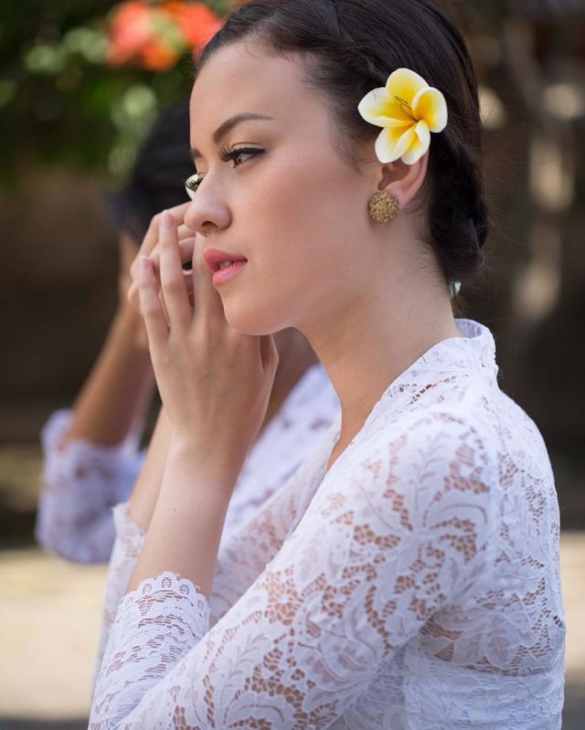 8 Parade Artis Blasteran Memakai Kebaya. Antara Bikin Pangling dan Kelihatan Indonesia Banget!