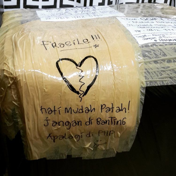 13 Taktik Kocak Biar Paketmu Mendarat Aman, Karena Tulisan ‘Jangan Dibanting’ Saja Nggak Cukup