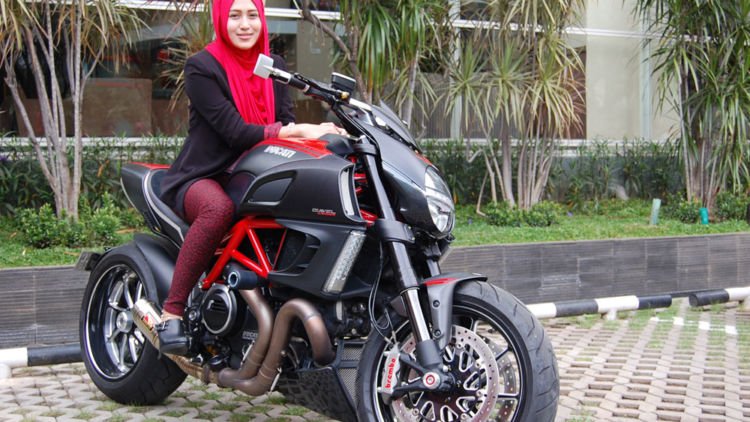 Sebenarnya Sah-sah Aja Cewek Mengendarai Motor Cowok. Tapi kok Sering Dianggap Cewek Nggak Bener Ya?