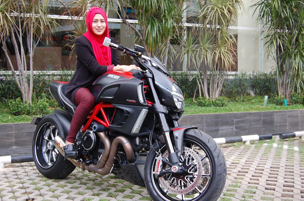 Sebenarnya Sah-sah Aja Cewek Mengendarai Motor Cowok. Tapi kok Sering Dianggap Cewek Nggak Bener Ya?